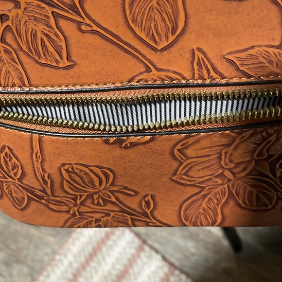 NWOT Small crossbody embossed leaf pattern, front zippered pocket, fringe pulls - Picture 4 of 10